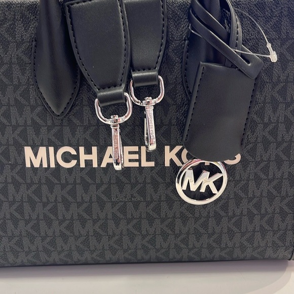 Michael Kors Mirella Small Signature Logo Crossbody Bag
Black
NWT - Picture 8 of 16